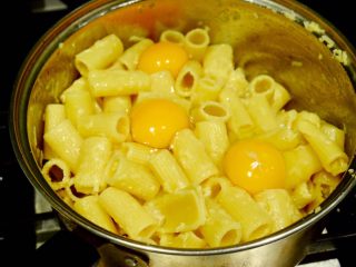 8、希腊风味烤通心粉,敲入3个鸡蛋