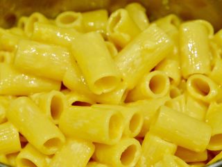 9、希腊风味烤通心粉,搅拌到 蛋液打散 均匀粘在意面上 此时意面是黏糊糊的 放一边待用