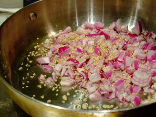 11、希腊风味烤通心粉,先锅中倒入油 放入切碎的洋葱和大蒜 煸炒出香味