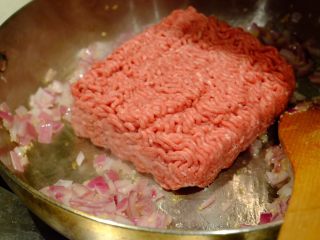 12、希腊风味烤通心粉,放入牛肉糜 翻炒