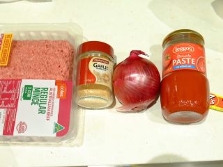 10、希腊风味烤通心粉,准备牛肉酱的材料 如上????