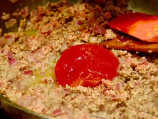 13、希腊风味烤通心粉,炒至八成熟 倒入番茄泥 拌匀