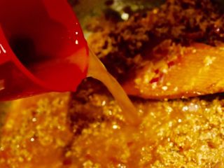 14、希腊风味烤通心粉,倒入一杯牛肉汤 我是用牛肉块冲热水的 也可以用自己熬煮的牛肉汤