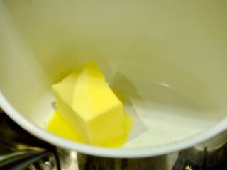 20、希腊风味烤通心粉,先在小奶锅里放入黄油融化