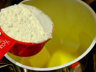 21、希腊风味烤通心粉,倒入1/2杯面粉 搅拌成泥