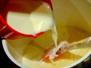 22、希腊风味烤通心粉,倒入三杯牛奶