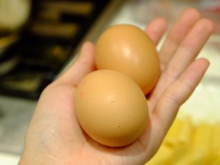25、希腊风味烤通心粉,拿出两枚鸡蛋