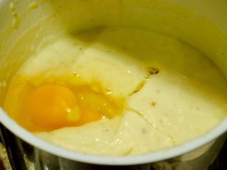 26、希腊风味烤通心粉,敲入面糊中 搅拌均匀