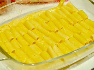 28、希腊风味烤通心粉,现在烤盘里码上一层通心粉