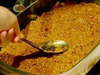 30、希腊风味烤通心粉,用勺子将牛肉糜压实