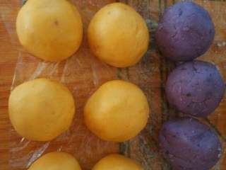 1、南瓜/紫薯糕,把南瓜/紫薯蒸熟碾成泥，分别加入生粉，糯米粉，白糖搅拌均匀，再和成面团放置十分钟，再分成大小相差的小团。