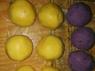 2、南瓜/紫薯糕,再拿一个面团捏薄，像包包子一样把豆沙馅包进去捏紧收口。