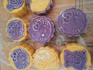 3、南瓜/紫薯糕,月饼模上撒点面粉，再把做好的面团放进去一压，一个图案就出来了，两种颜色搭配的就是先拿一点紫薯面团放花片里压好，再放入南瓜面团，模具一压下来就0K了，撒面粉挺好脱模的。