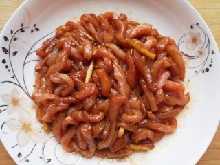 1、木耳炒肉丝,肉丝里面加入姜丝、老抽、盐和少许食用油，搅拌均匀腌制10分钟左右。