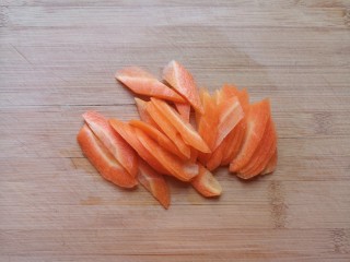 2、木耳炒肉丝,胡萝卜切成片。