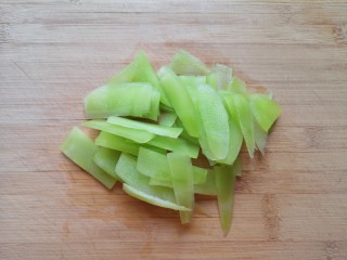 3、木耳炒肉丝,莴笋切成片。
