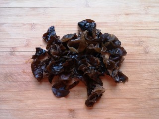 4、木耳炒肉丝,泡发好的木耳去根洗干净，切成小块。