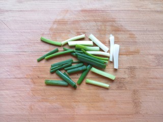 5、木耳炒肉丝,小葱切成段。