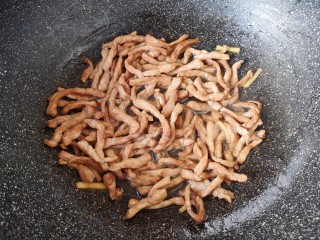 6、木耳炒肉丝,炒锅内倒适量的食用油烧热，下入腌好的肉丝炒熟，盛出备用。