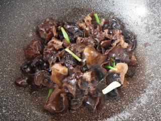 8、木耳炒肉丝,下入木耳翻炒均匀。