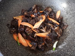 9、木耳炒肉丝,下入胡萝卜翻炒均匀。