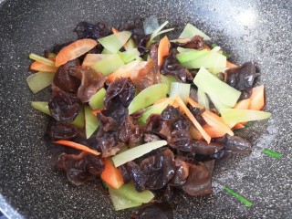 10、木耳炒肉丝,下入莴笋翻炒均匀。