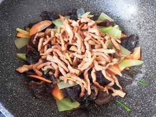 11、木耳炒肉丝,下入炒好的肉丝。