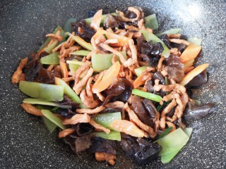 12、木耳炒肉丝,翻炒均匀。