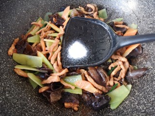 13、木耳炒肉丝,放盐调味。