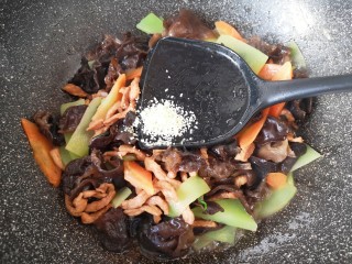 14、木耳炒肉丝,放鸡精增加口感。