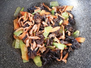 15、木耳炒肉丝,翻炒均匀即可。