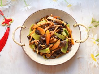 16、木耳炒肉丝,有肉有菜营养搭配。