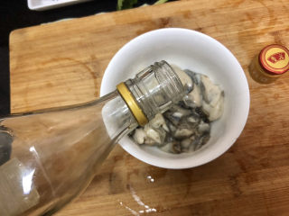 6、牡蛎豆腐汤,蚝肉中加一茶匙料酒