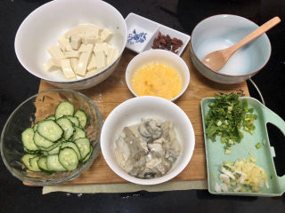 17、牡蛎豆腐汤,全部食材准备好