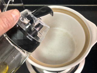 18、牡蛎豆腐汤,热锅加少许食用油