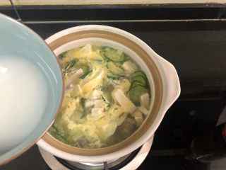 28、牡蛎豆腐汤,再淋上一汤匙水淀粉，中火煮一分钟