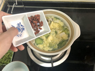 29、牡蛎豆腐汤,撒上少许枸杞