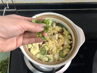 31、牡蛎豆腐汤,最后撒上点香菜葱末，搞定