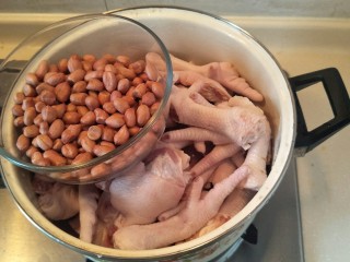 1、金手指爱上银肘子,鸡爪猪爪洗净。生花生米泡水。
