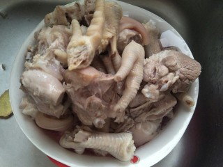 3、金手指爱上银肘子,冷水洗净血沫。