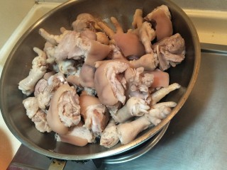 4、金手指爱上银肘子,另起一锅。煸炒。五分钟。