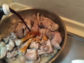 5、金手指爱上银肘子,放三勺料酒，放三勺生抽。再放入老抽一勺