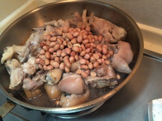 6、金手指爱上银肘子,放入冷水浸泡好的花生米。