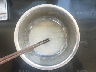 1、花样馒头——粽子馒头,水，酵母，白糖，先混合融化，再加入面粉。