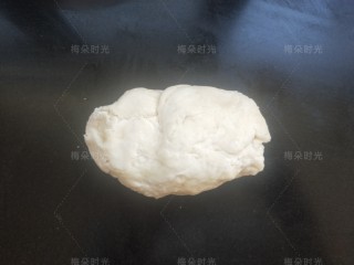 2、花样馒头——粽子馒头,初步和成软硬适中的面团。