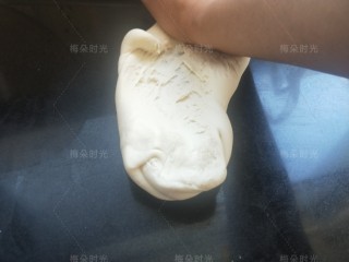3、花样馒头——粽子馒头,花样馒头一般采用一次发酵法，所以开始揉面，像搓衣服一样搓揉。