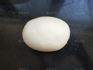 4、花样馒头——粽子馒头,大约8~10分钟，面团揉至光滑。