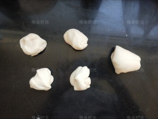 5、花样馒头——粽子馒头,分成4个40克面团。剩余的面团待用。防止在做造型时发酵，可以先把用不着的面团放在冰箱里。做一个取一个。