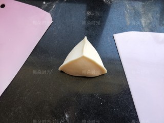 7、花样馒头——粽子馒头,然后利用刮板辅助整成一个三角形。