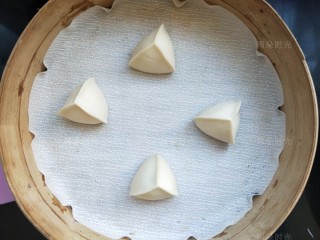 8、花样馒头——粽子馒头,依次做好四个。